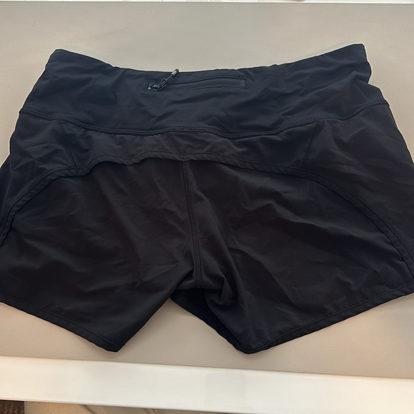 Lululemon- Speed Up Low-Rise Lined Short 2.5" - size 6 - Picture 4 of 7